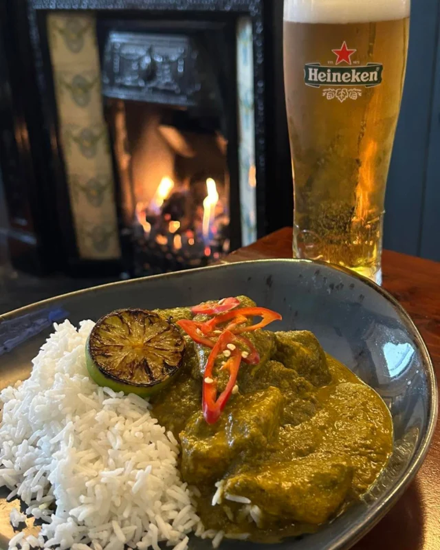 Grab yourself a winter warmer at Donnellys tonight! 🔥 🔥 
Tonight’s curry is an aromatic Chicken Saag, a mild chicken and spinach Indian curry. Yours with a pint or glass of wine for only €20 🍺 🍷